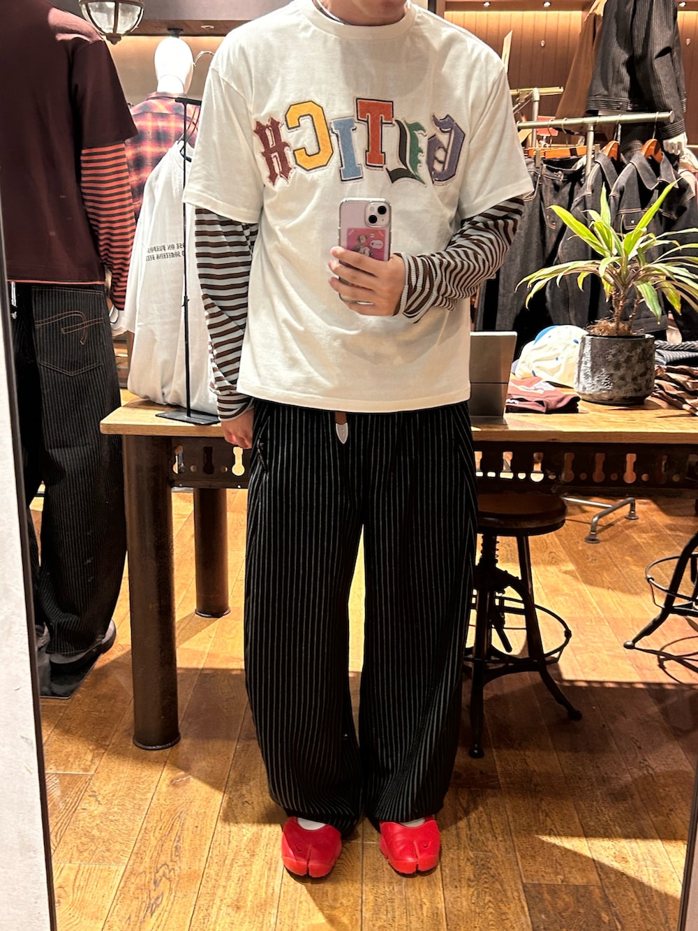 ホワイト系のTシャツ/カットソー、グリーン系のTシャツ/カットソー、ブラック系のスラックスを着用したメンズの夏コーディネートの2枚目の写真