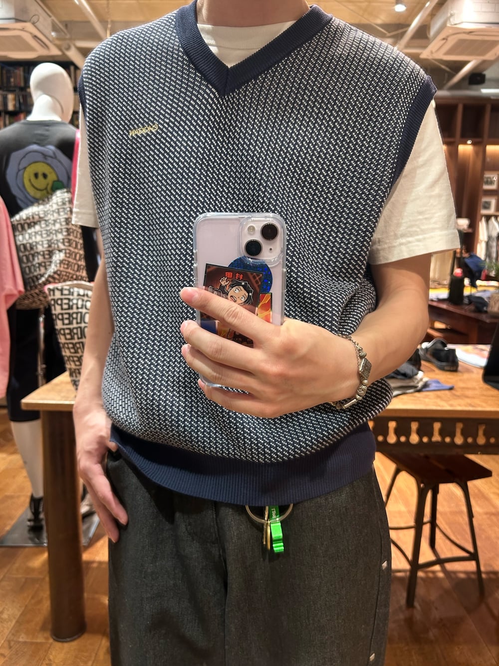 ブルー系のニット/セーター、ブラック系のデニムパンツを着用したメンズの春コーディネートの2枚目の写真