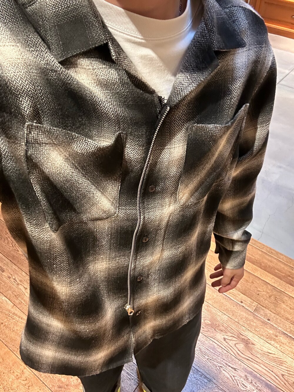 ブラック系のシャツ/ブラウス、グレー系のデニムパンツを着用したメンズの秋コーディネートの4枚目の写真