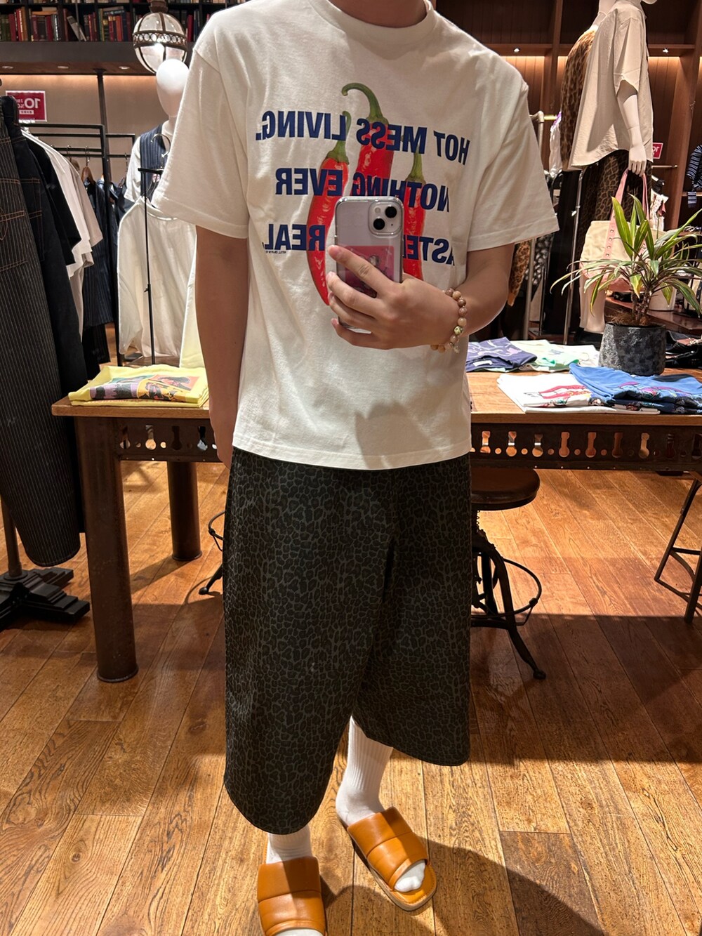 ホワイト系のTシャツ/カットソー、ブラック系のその他パンツを着用したメンズの夏コーディネートの2枚目の写真