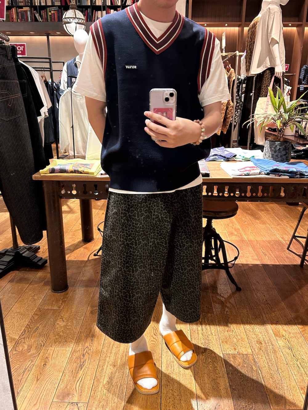 ブルー系のカーディガン/ボレロ、ブラック系のその他パンツを着用したメンズの夏コーディネートの2枚目の写真