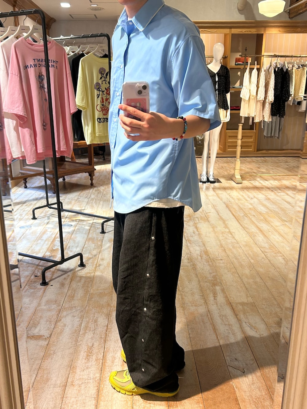 ブルー系のシャツ/ブラウス、ブルー系のデニムパンツを着用したメンズの春コーディネートの2枚目の写真