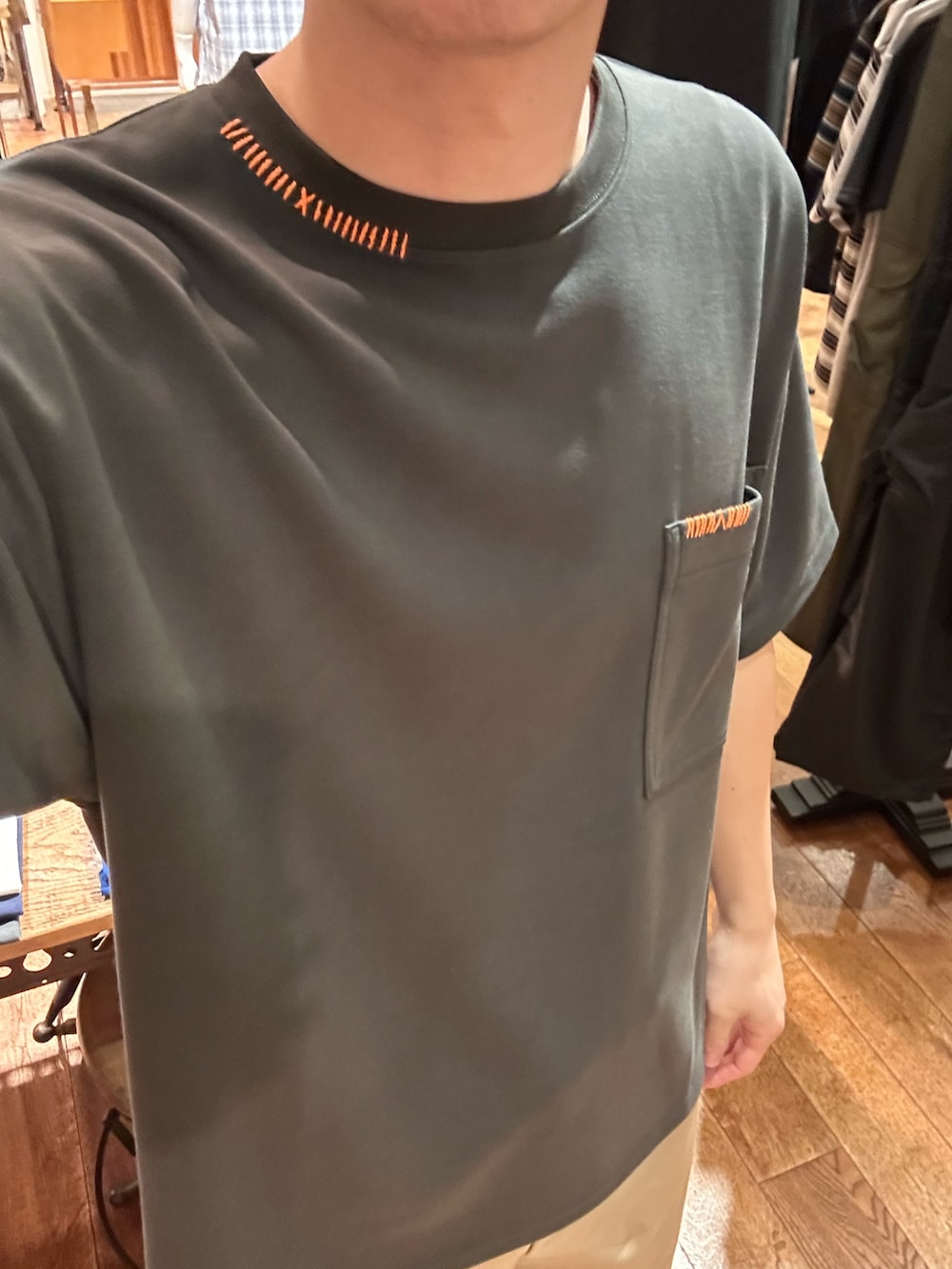 グレー系のTシャツ/カットソー、ベージュ系のその他パンツを着用したメンズの夏コーディネートの3枚目の写真