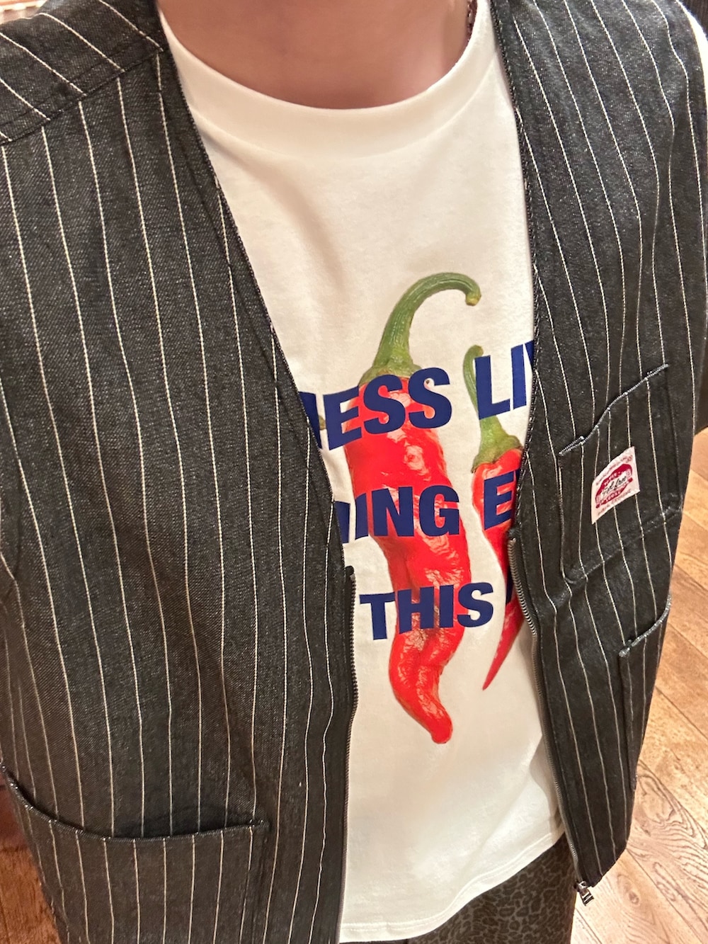 ブラック系のベスト、ホワイト系のTシャツ/カットソー、ブラック系のその他パンツを着用したメンズの夏コーディネートの3枚目の写真