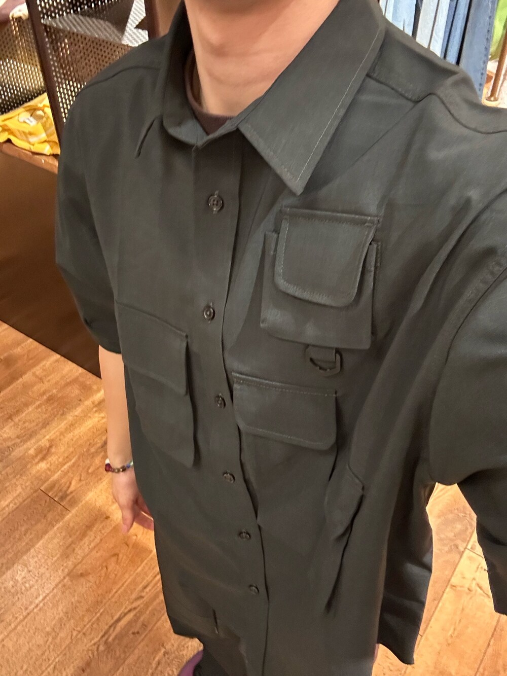グレー系のシャツ/ブラウス、グレー系のその他パンツを着用したメンズの春コーディネートの3枚目の写真