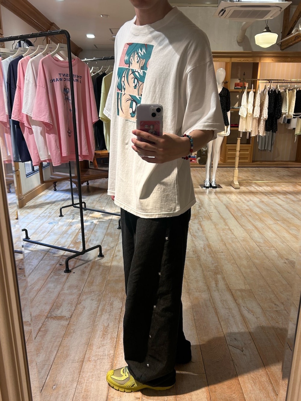 ホワイト系のTシャツ/カットソー、ブルー系のデニムパンツを着用したメンズの春コーディネートの2枚目の写真