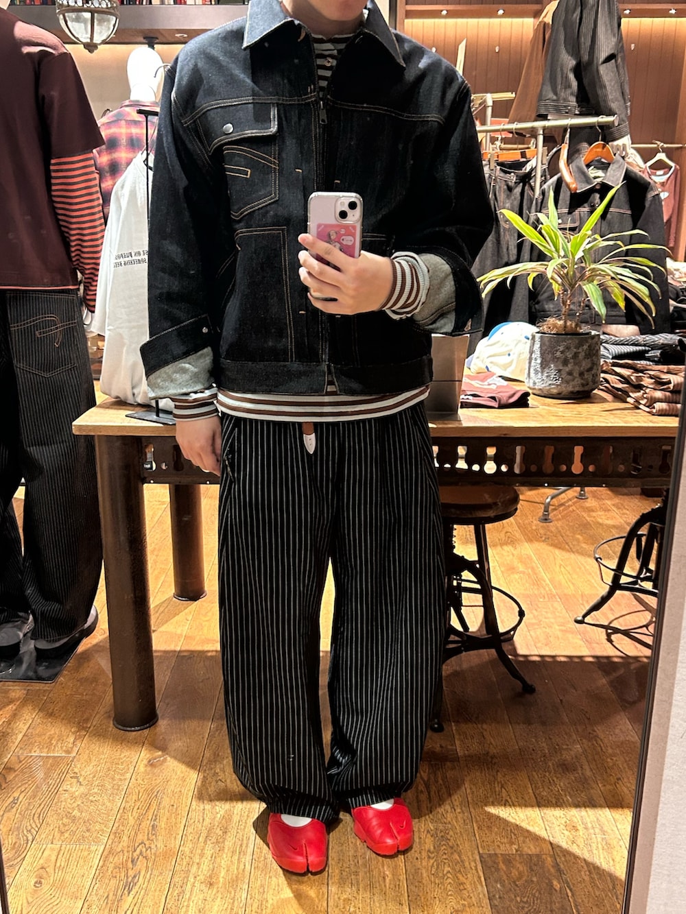 ブルー系のデニムジャケット、グリーン系のTシャツ/カットソー、ブラック系のスラックスを着用したメンズの夏コーディネートの2枚目の写真