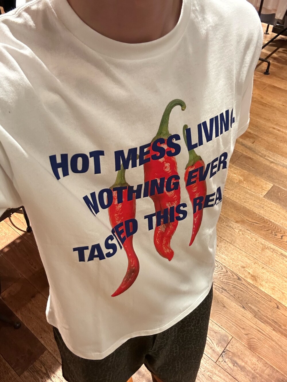 ホワイト系のTシャツ/カットソー、ブラック系のその他パンツを着用したメンズの夏コーディネートの3枚目の写真