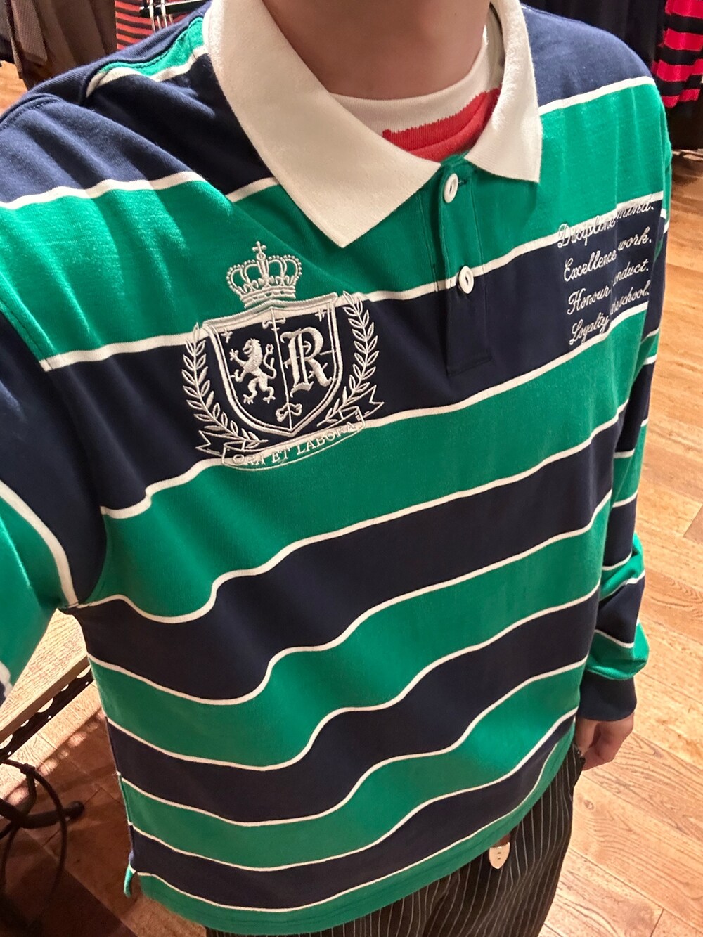 グリーン系のTシャツ/カットソー、ブラック系のスラックスを着用したメンズの夏コーディネートの3枚目の写真