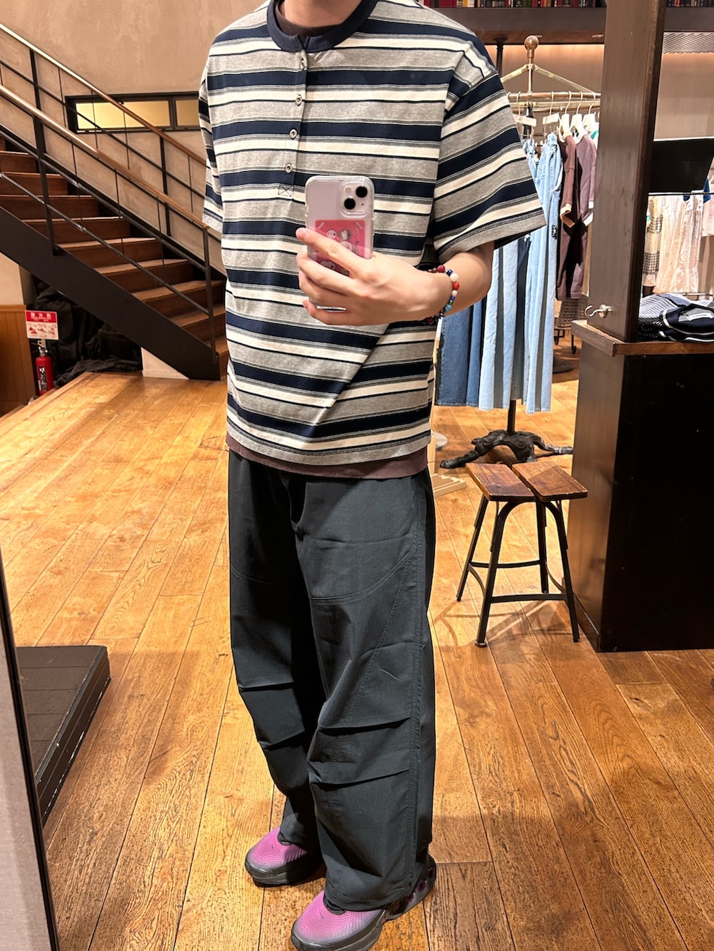グレー系のTシャツ/カットソー、グレー系のその他パンツを着用したメンズの春コーディネートの2枚目の写真