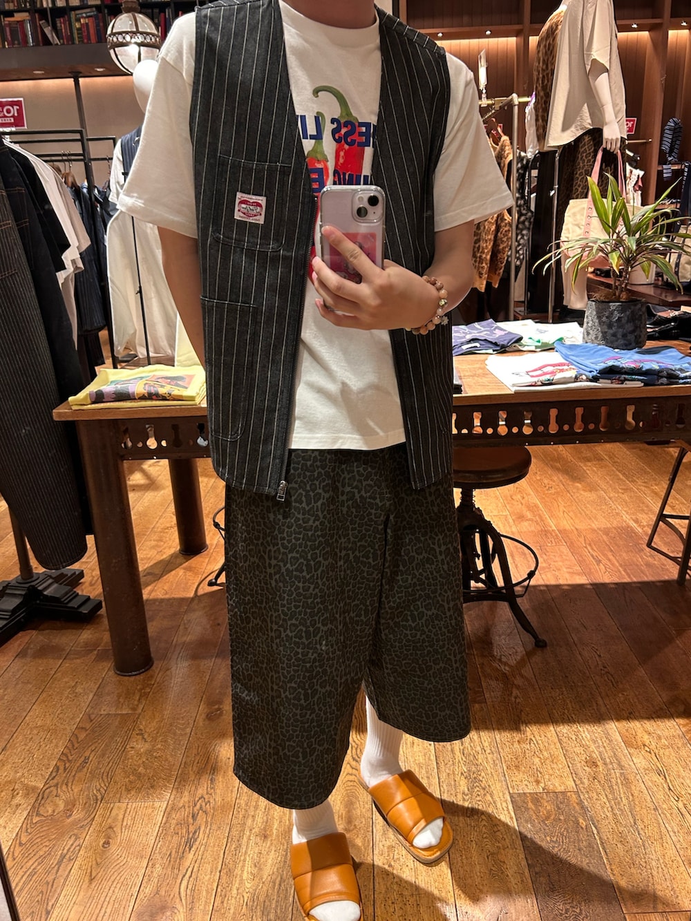 ブラック系のベスト、ホワイト系のTシャツ/カットソー、ブラック系のその他パンツを着用したメンズの夏コーディネートの2枚目の写真