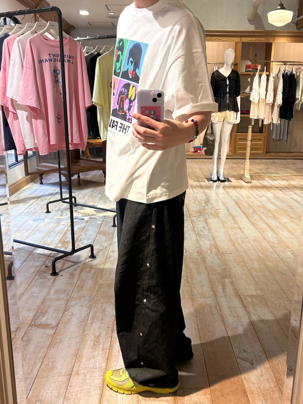 ホワイト系のTシャツ/カットソー、ブルー系のデニムパンツを着用したメンズの春コーディネートの2枚目の写真