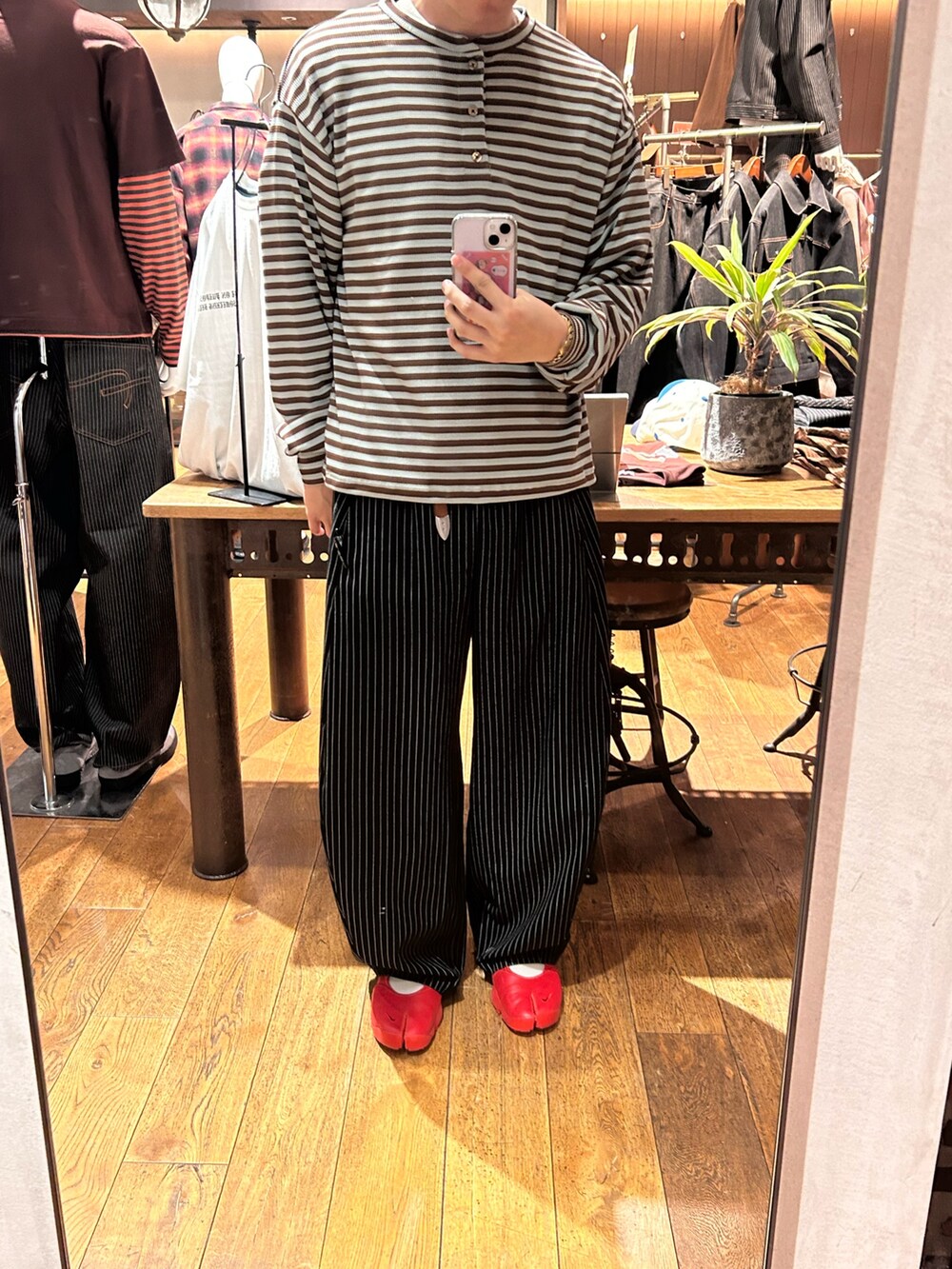 グリーン系のTシャツ/カットソー、ブラック系のスラックスを着用したメンズの夏コーディネートの2枚目の写真