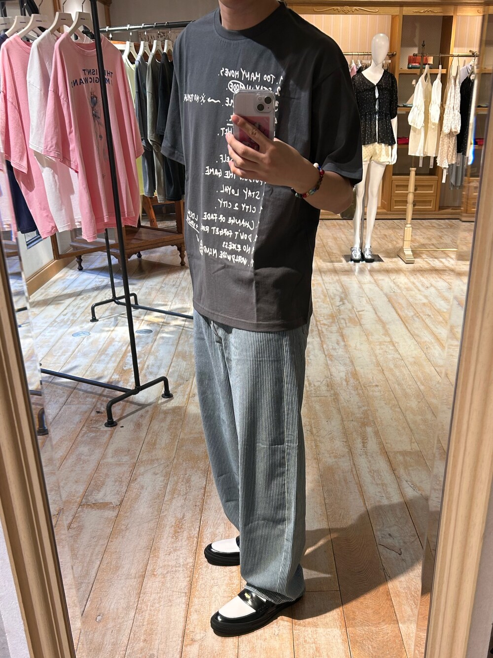 グレー系のTシャツ/カットソー、ブルー系のデニムパンツを着用したメンズの春コーディネートの2枚目の写真