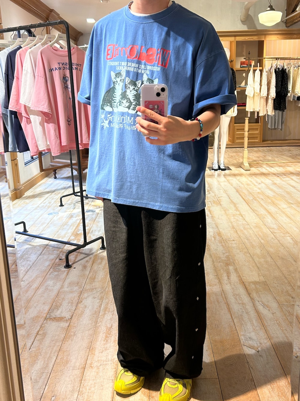 ブルー系のTシャツ/カットソー、ブルー系のデニムパンツを着用したメンズの春コーディネートの2枚目の写真