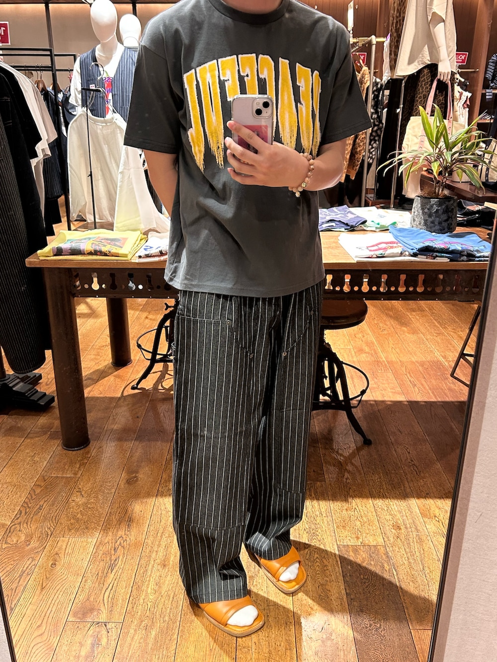 グレー系のTシャツ/カットソー、ブラック系のデニムパンツを着用したメンズの夏コーディネートの2枚目の写真