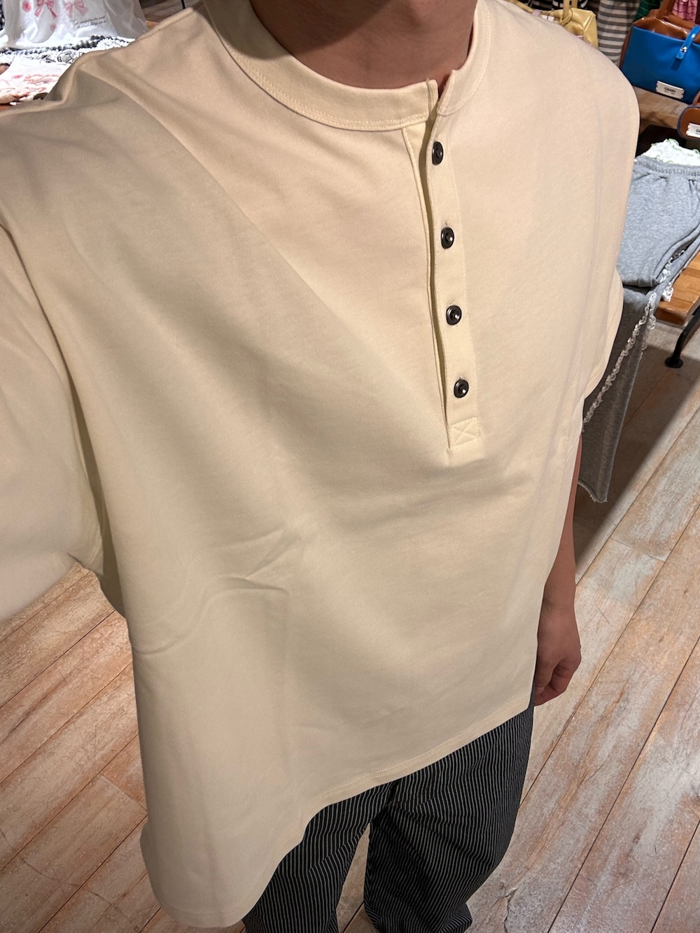 ホワイト系のTシャツ/カットソー、ブルー系のデニムパンツを着用したメンズの春コーディネートの3枚目の写真