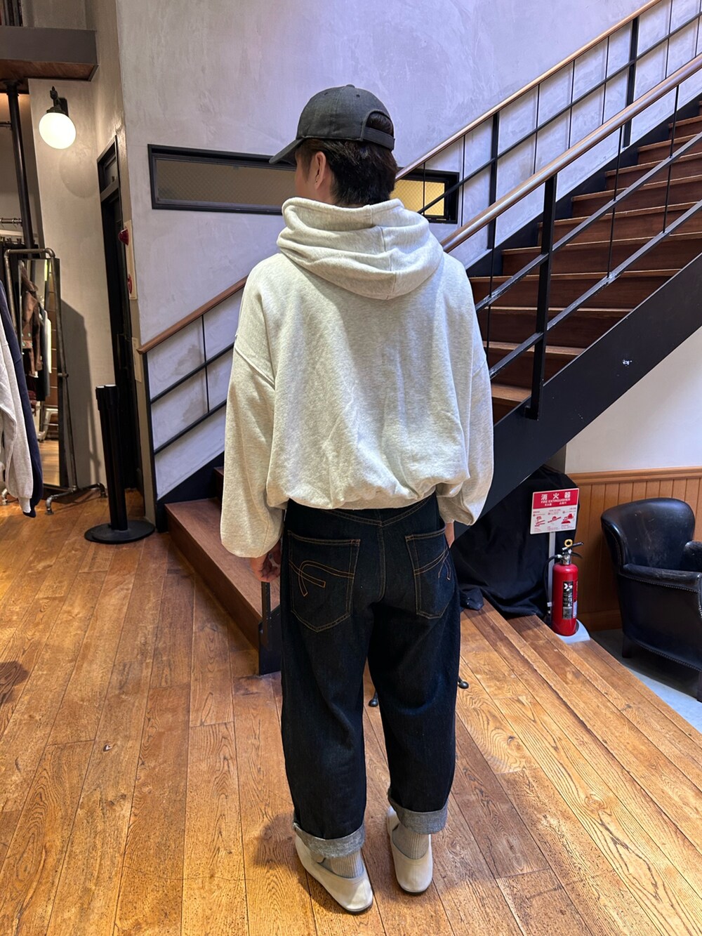 グレー系のパーカー、グレー系のデニムパンツを着用したメンズの秋コーディネートの2枚目の写真