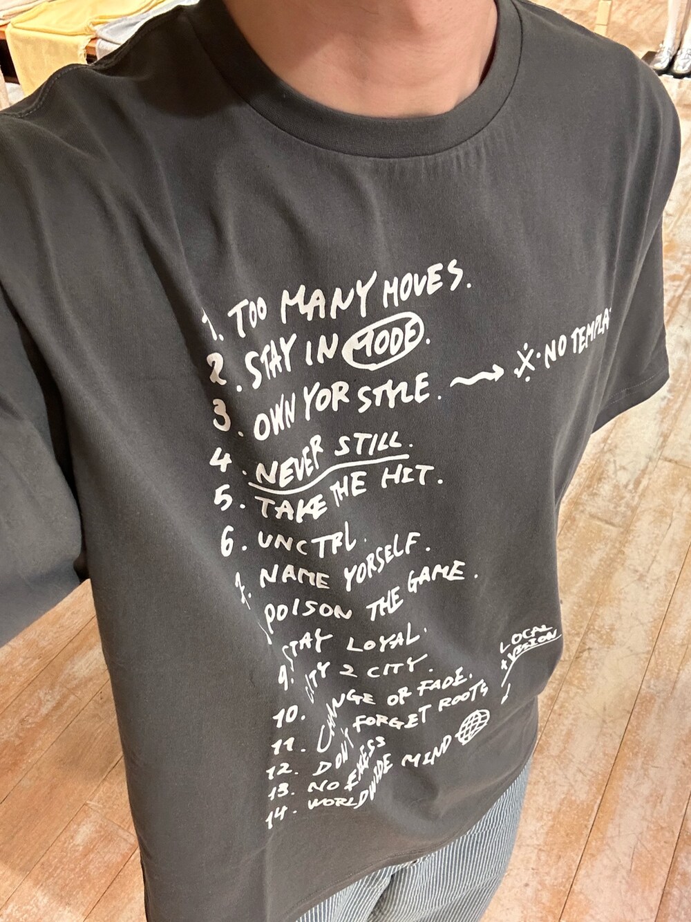グレー系のTシャツ/カットソー、ブルー系のデニムパンツを着用したメンズの春コーディネートの3枚目の写真