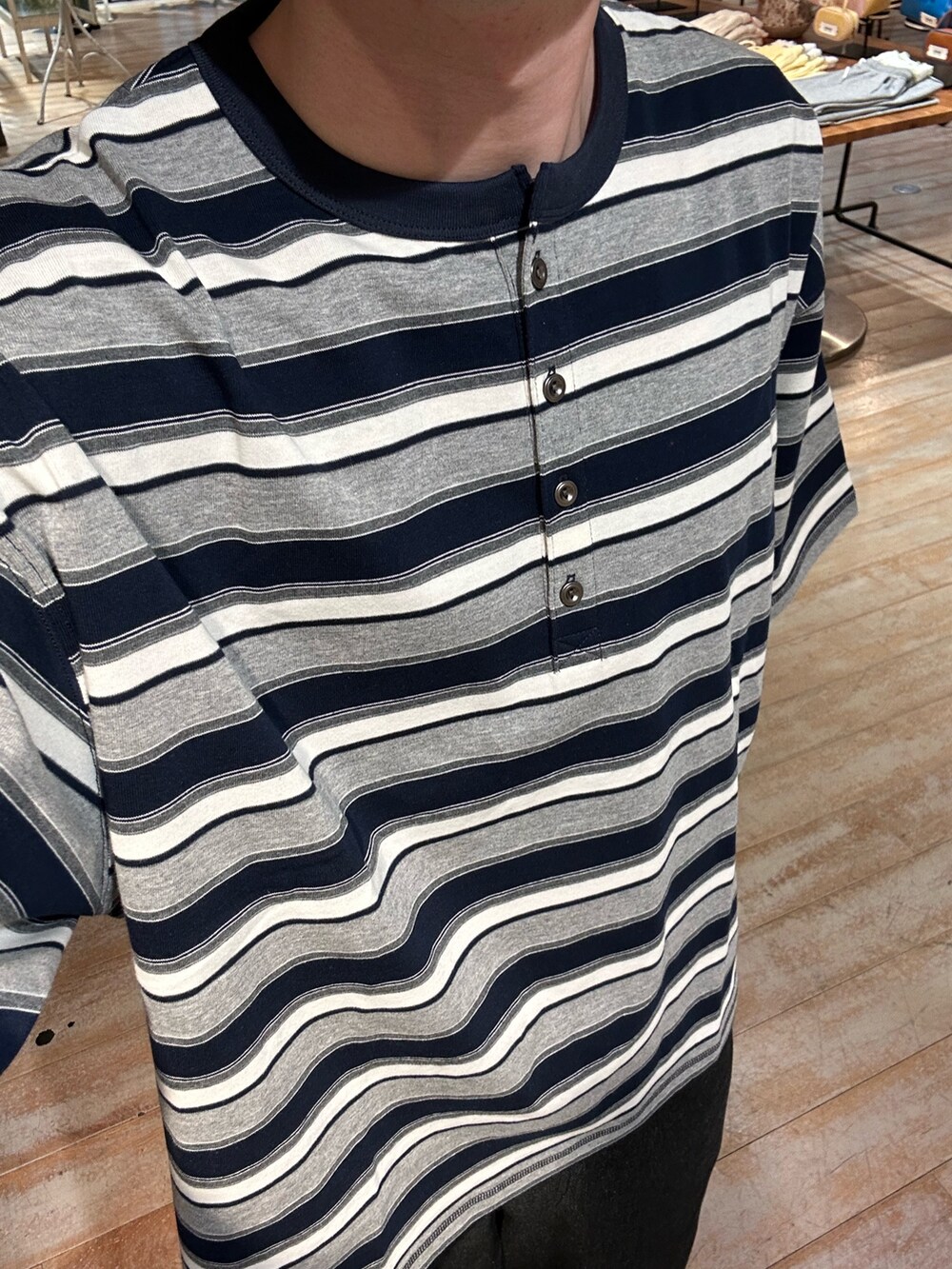 グレー系のTシャツ/カットソー、ブラック系のデニムパンツを着用したメンズの春コーディネートの3枚目の写真