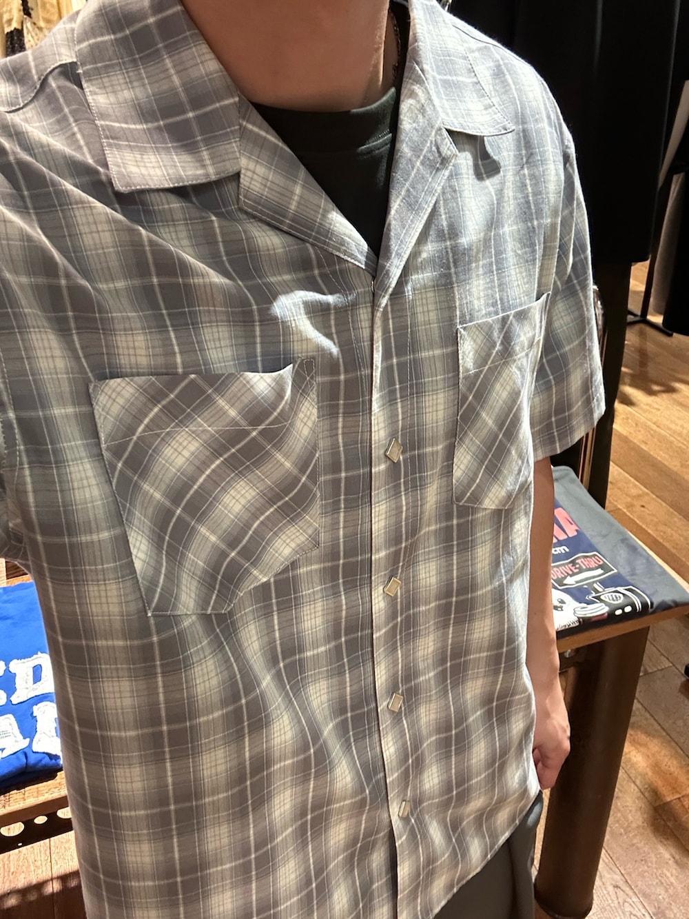 ブルー系のシャツ/ブラウス、グレー系のその他パンツを着用したメンズの夏コーディネートの2枚目の写真