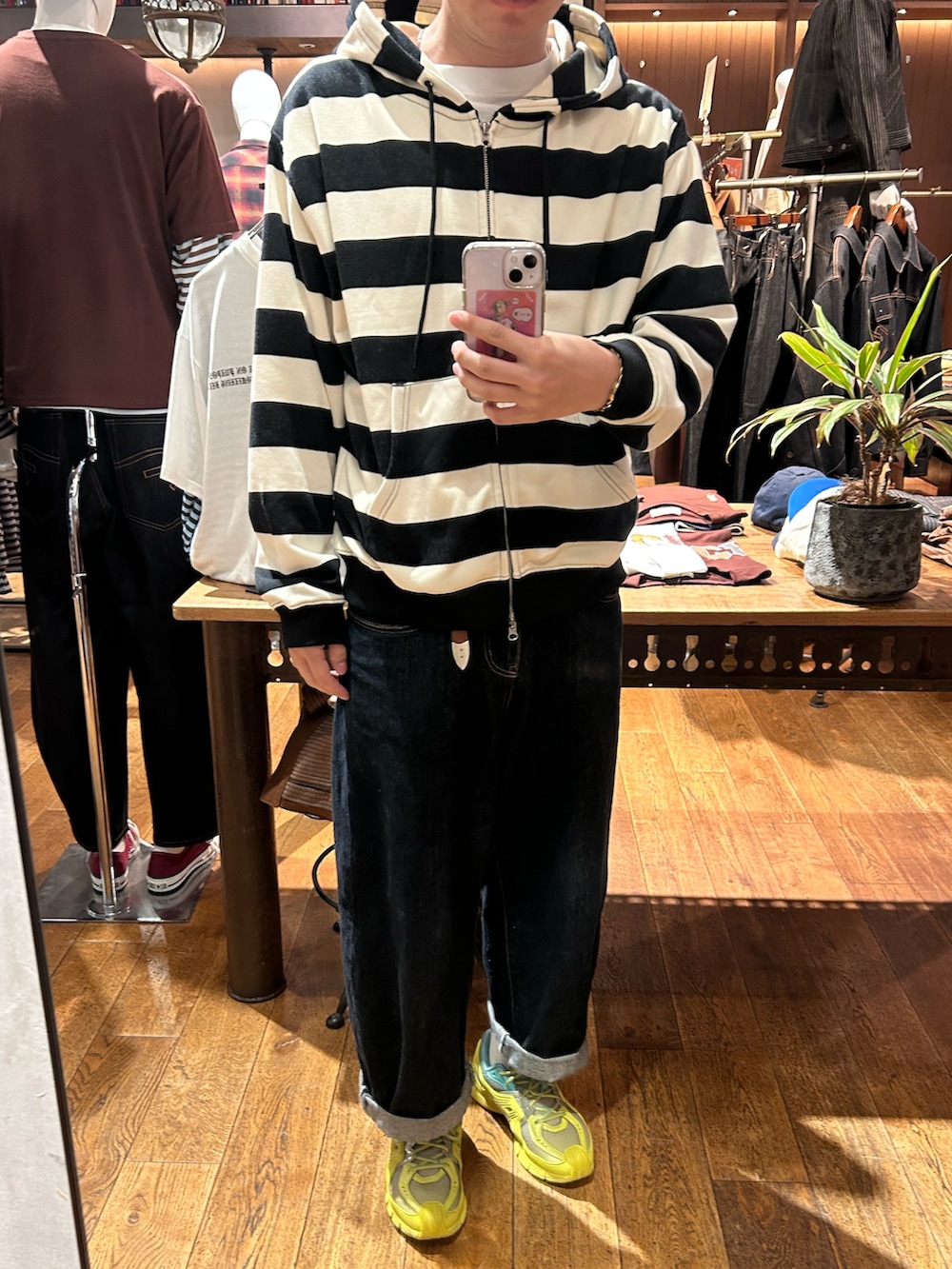 ホワイト系のTシャツ/カットソー、ブルー系のデニムパンツを着用したメンズの秋コーディネートの2枚目の写真