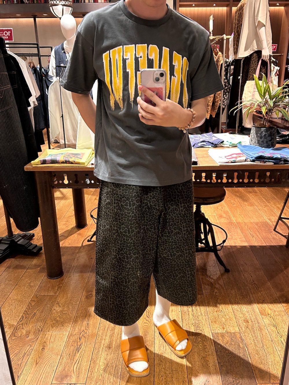 グレー系のTシャツ/カットソー、ブラック系のその他パンツを着用したメンズの夏コーディネートの2枚目の写真