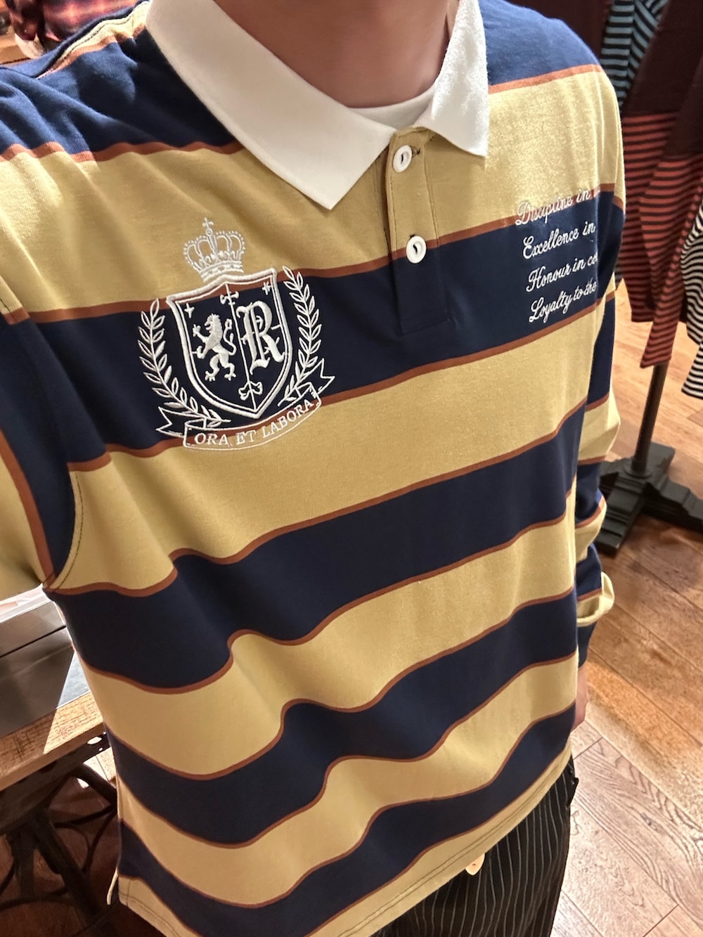 ベージュ系のTシャツ/カットソー、ブラック系のスラックスを着用したメンズの夏コーディネートの3枚目の写真