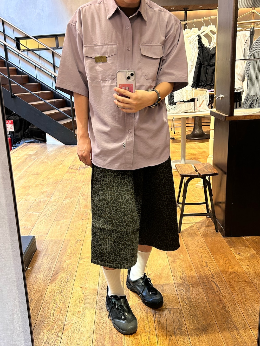 パープル系のシャツ/ブラウス、ブラック系のその他パンツを着用したメンズの夏コーディネートの2枚目の写真