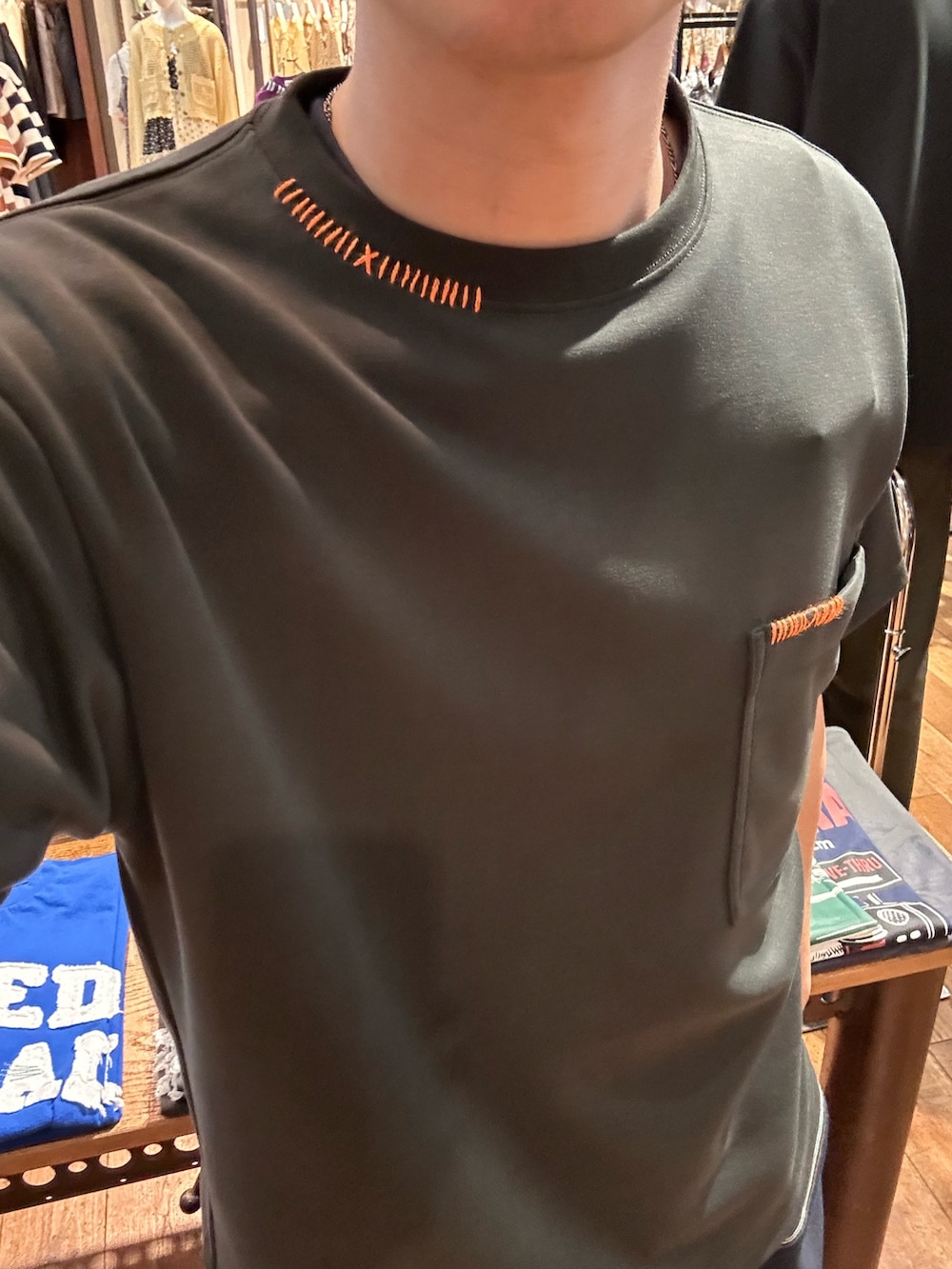 グレー系のTシャツ/カットソー、グレー系のその他パンツを着用したメンズの夏コーディネートの2枚目の写真