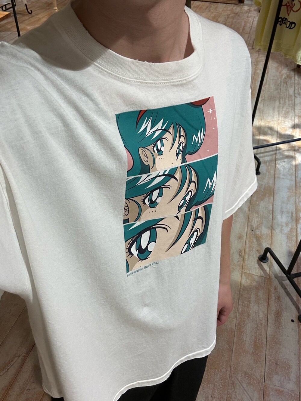 ホワイト系のTシャツ/カットソー、ブルー系のデニムパンツを着用したメンズの春コーディネートの3枚目の写真