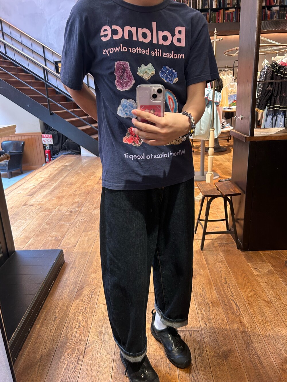 ブルー系のTシャツ/カットソー、ブルー系のデニムパンツを着用したメンズの夏コーディネートの2枚目の写真