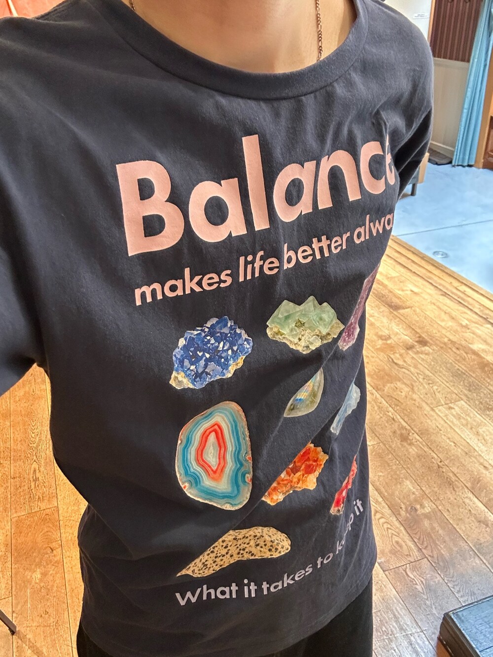 ブルー系のTシャツ/カットソー、ブルー系のデニムパンツを着用したメンズの夏コーディネートの3枚目の写真