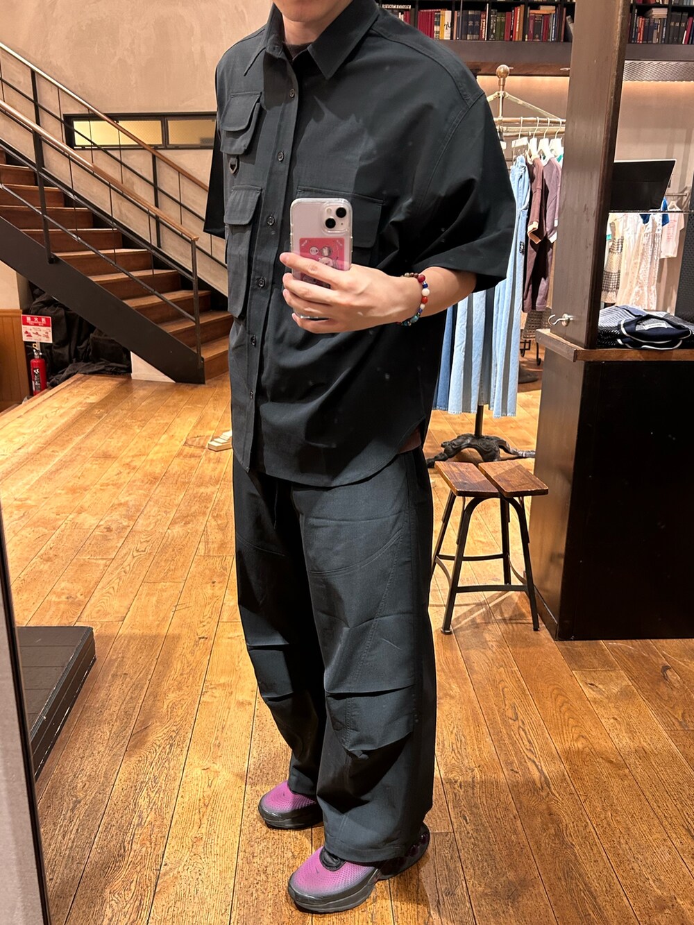 グレー系のシャツ/ブラウス、グレー系のその他パンツを着用したメンズの春コーディネートの2枚目の写真