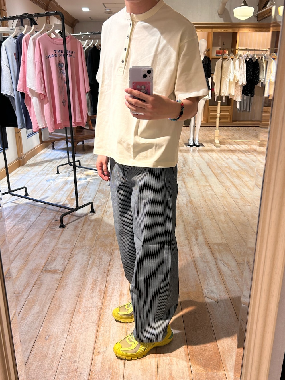 ホワイト系のTシャツ/カットソー、ブルー系のデニムパンツを着用したメンズの春コーディネートの2枚目の写真