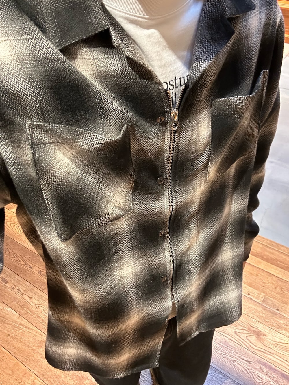 ブラック系のシャツ/ブラウス、グレー系のデニムパンツを着用したメンズの秋コーディネートの3枚目の写真