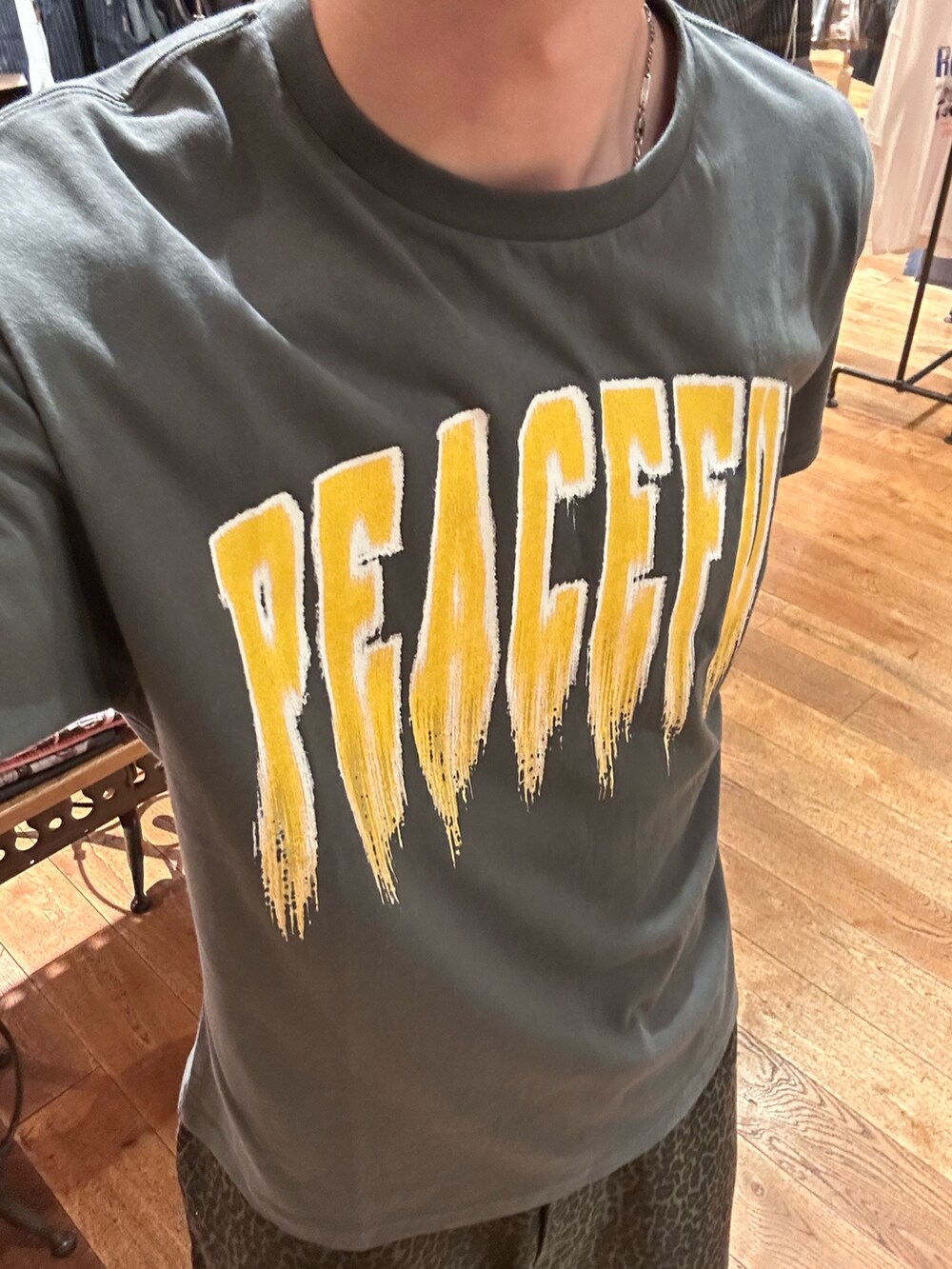 グレー系のTシャツ/カットソー、ブラック系のその他パンツを着用したメンズの夏コーディネートの3枚目の写真