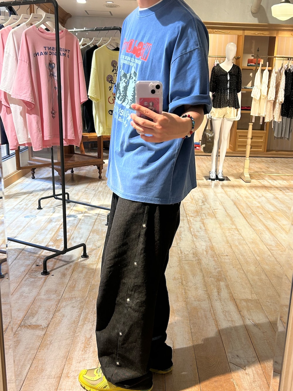 ブルー系のTシャツ/カットソー、ブルー系のデニムパンツを着用したメンズの春コーディネートの3枚目の写真