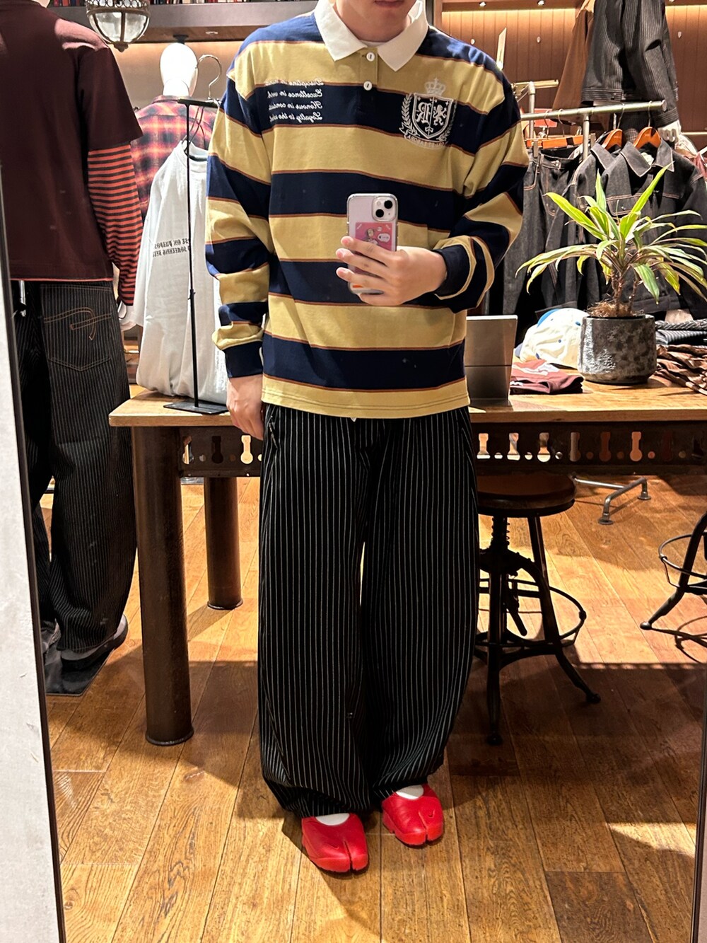ベージュ系のTシャツ/カットソー、ブラック系のスラックスを着用したメンズの夏コーディネートの2枚目の写真