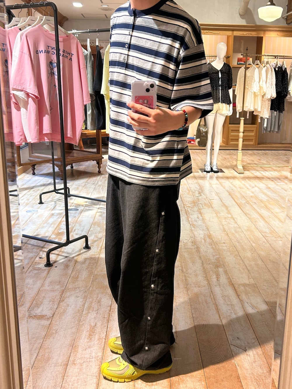 グレー系のTシャツ/カットソー、ブラック系のデニムパンツを着用したメンズの春コーディネートの2枚目の写真