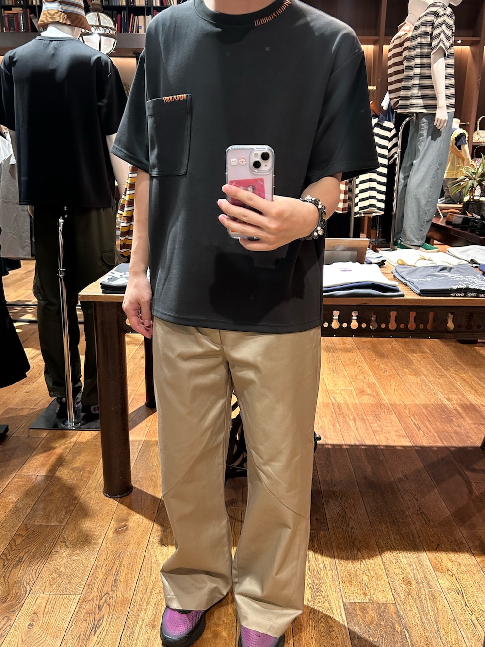 グレー系のTシャツ/カットソー、ベージュ系のその他パンツを着用したメンズの夏コーディネートの2枚目の写真