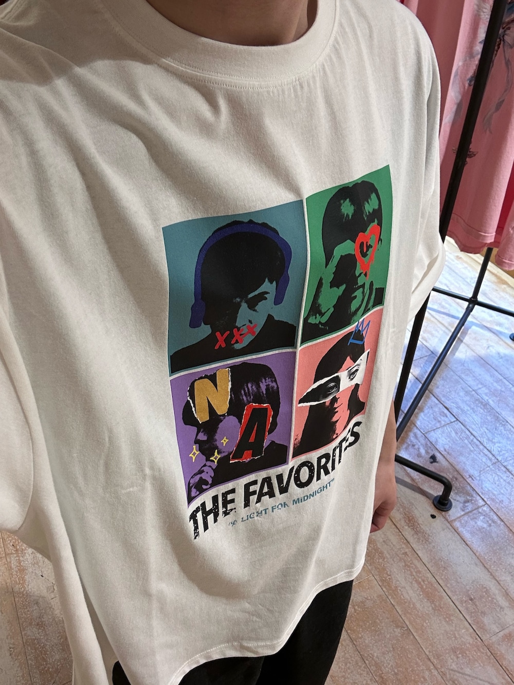 ホワイト系のTシャツ/カットソー、ブルー系のデニムパンツを着用したメンズの春コーディネートの3枚目の写真
