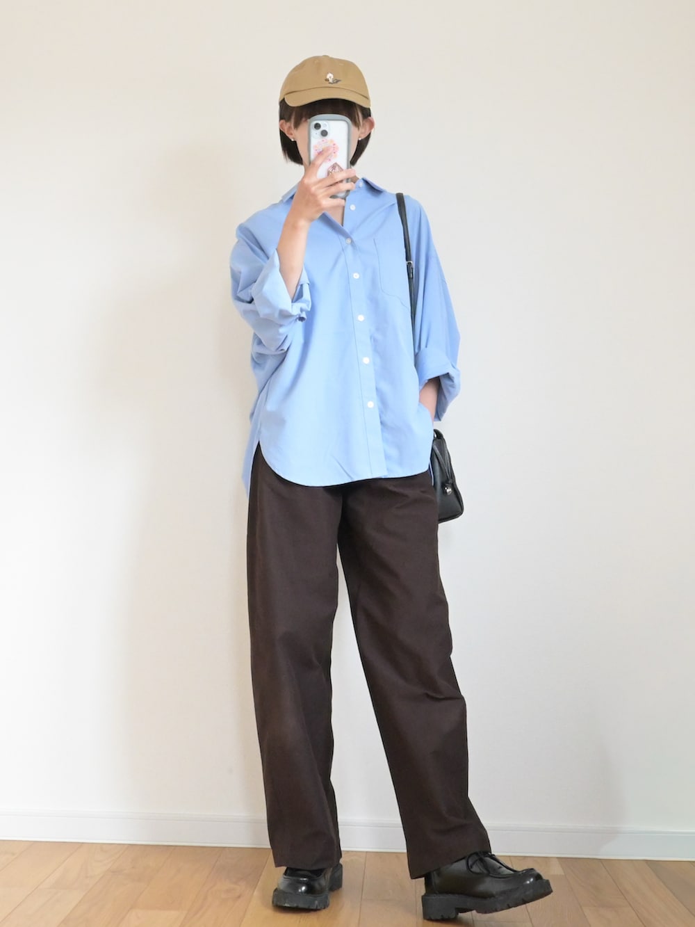 ブルー系のシャツ/ブラウス、ブラウン系のその他パンツ、ブラック系のローファーを着用したレディースの春コーディネートの2枚目の写真