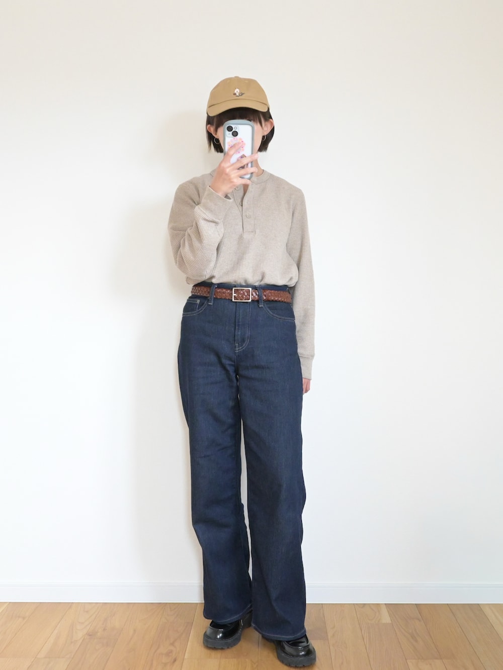 ベージュ系のマウンテンパーカー、ベージュ系のTシャツ/カットソー、ブルー系のデニムパンツを着用したレディースの春コーディネートの2枚目の写真