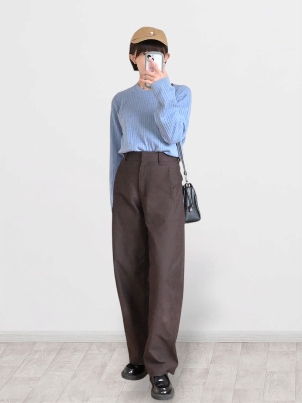 ベージュ系のマウンテンパーカー、ブルー系のTシャツ/カットソー、ブラウン系のその他パンツを着用したレディースの春コーディネートの2枚目の写真