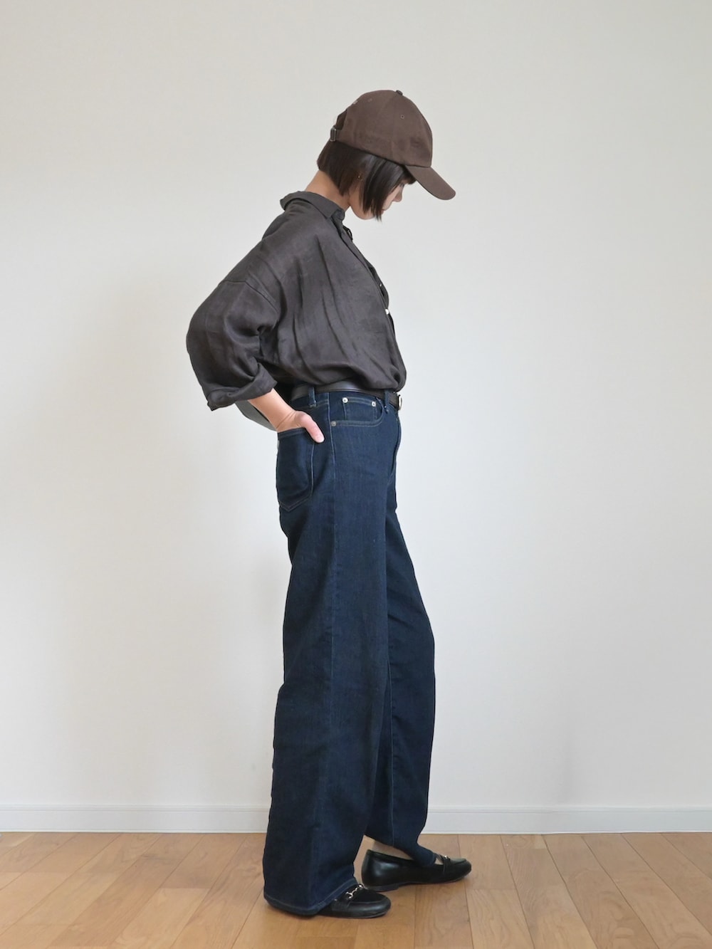 ブラウン系のシャツ/ブラウス、ブルー系のデニムパンツ、ブラック系のローファーを着用したレディースの春コーディネートの2枚目の写真
