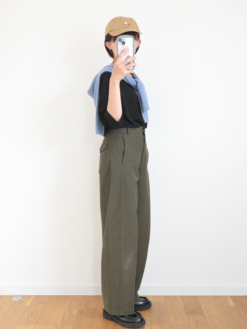 ブルー系のニット/セーター、グリーン系のその他パンツ、ベージュ系のキャップを着用したレディースの春コーディネートの2枚目の写真