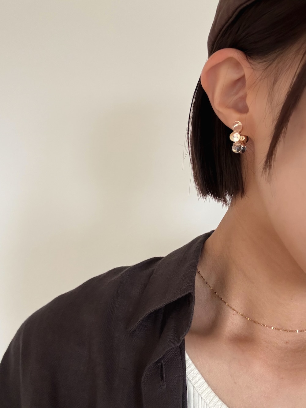 ブラウン系のシャツ/ブラウス、ブルー系のデニムパンツ、ブラック系のローファーを着用したレディースの春コーディネートの3枚目の写真