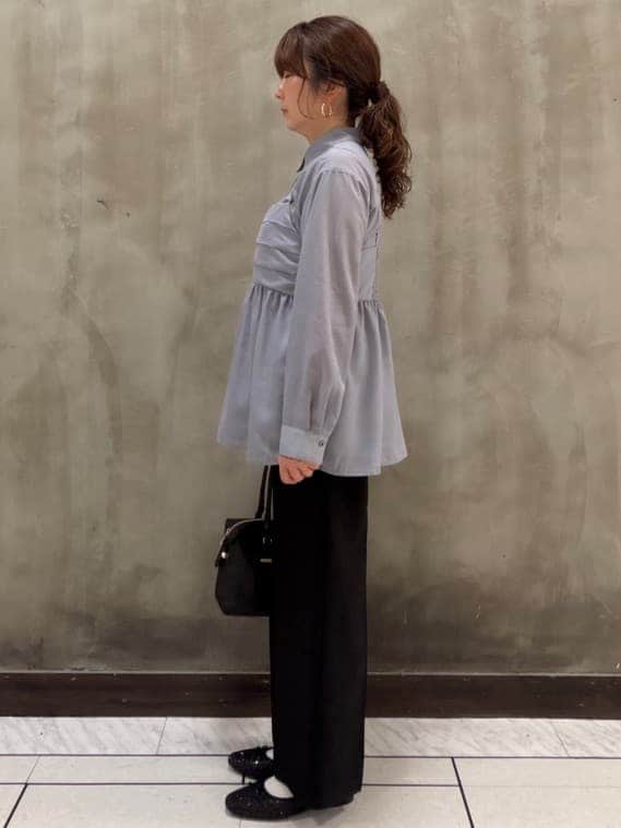 グレー系のシャツ/ブラウス、ブラック系のその他パンツ、ブラック系のボストンバッグを着用したレディースの春コーディネートの2枚目の写真
