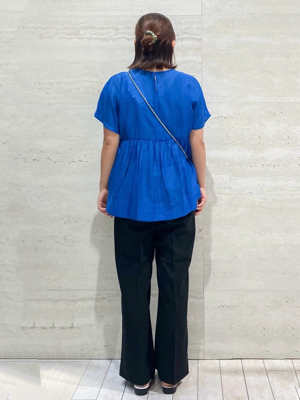 ブルー系のシャツ/ブラウス、ブラック系のその他パンツ、シルバー系のショルダーバッグを着用したレディースの夏コーディネートの3枚目の写真